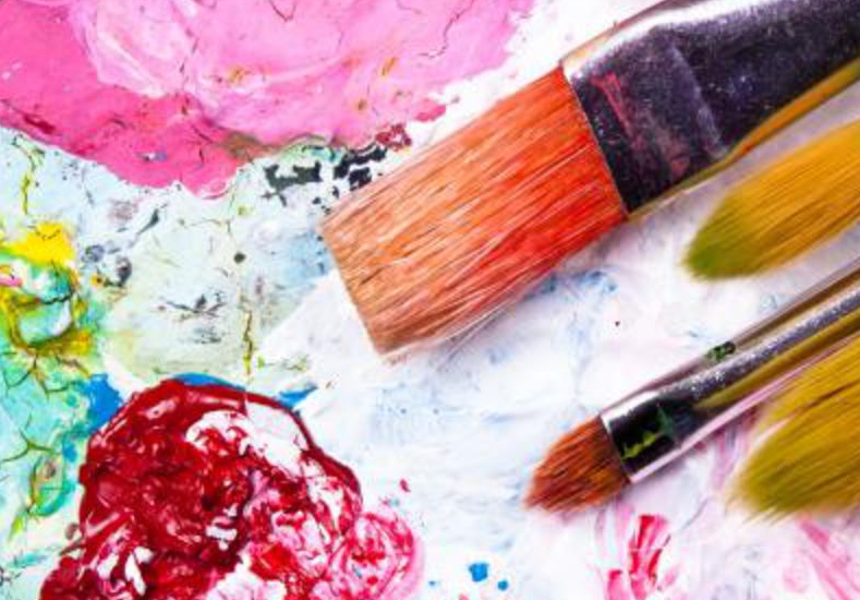 outils pour la peinture intuitive, pinceaux, aquarelle, pastels, crayons de couleur